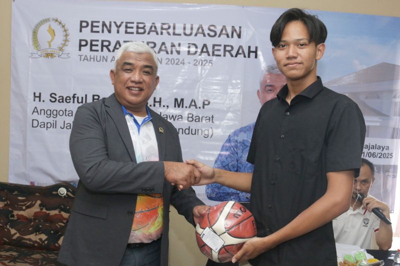 Saeful Bachri, Serahkan Bantuan Untuk 30 Klub Basket